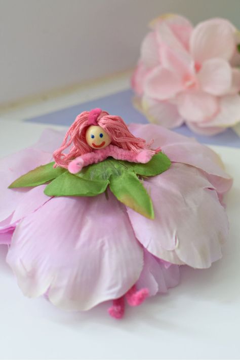 Pipe cleaner and flower fairy dolls are easy to make with the kids, and they are such cute homemade fairy dolls to play with. www.kidfriendlythingstodo.com Pipe Cleaner Fairies, Fairy Garden Crafts, Fairy Crafts, Flower Fairy, Pipe Cleaner, Vintage Crafts, Fairy Dolls, Fairy Houses, Garden Crafts