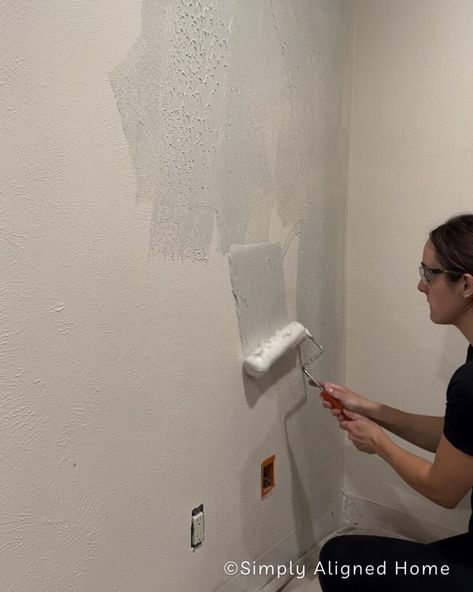 How To Skim Coat Textured Walls: DIY Smooth Walls Smoothing Textured Walls, Diy Texture Wall Paint, How To Skim Coat Textured Walls, Smooth Out Textured Walls, Skim Coating Walls, Skim Coat Textured Wall, How To Remove Textured Walls, Smoothing Out Textured Walls, How To Texture Wall