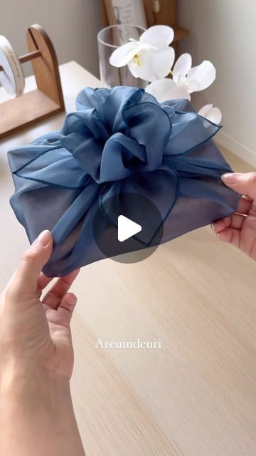 Christmas Gift Wrapping Diy, Pretty Gift Wrapping Ideas, Gift Wrapping Tutorial, Creative Napkins, Happy Sunday Friends, Gift Wrapping Techniques, Creative Gift Wraps, Gift Wrapping Inspiration, Fabric Gift Wrap