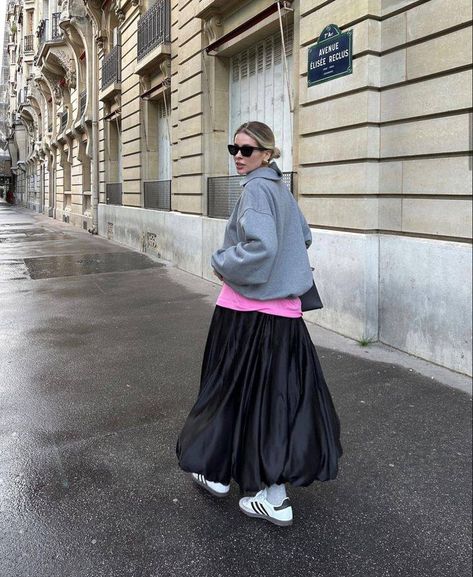 Long Bubble Skirt, Balloon Skirt Outfit 2024, Black Bubble Skirt Outfit, Balloon Skirt Outfit, Black Long Skirt Outfit, Sports Chic Outfit, Long Black Skirt, Japan Fashion Street, Sport Chic Style