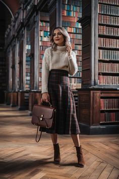 Women Dark Academia Aesthetic, Fall Professor Outfits, Vintage Romantic Aesthetic Outfits, Fashionable Fall Outfits, Parisian Dark Academia Outfits, Librariancore Outfits, Velma Redesign, Romantic Autumn Outfit, Librarian Asthetic