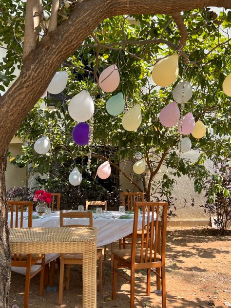 Graduation Party Picnic, Outside Birthday Decorations, Garden Party Balloons, Outdoor Birthday Party Decorations, Kids Gardening Party, Summer Backyard Parties, Outside Birthday, Spring Birthday Party, Outdoor Country Wedding