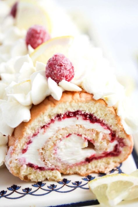 Sponge Roll Cake, Lemon Raspberry Desserts, Lemon Roulade, Raspberry Roulade, Roulade Cake, Raspberry Lemon Cakes, Swiss Roll Cakes, Roulade Recipe, Jelly Roll Cake