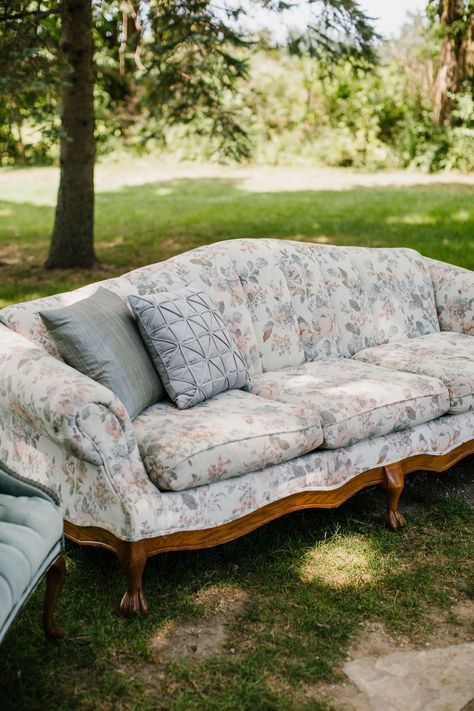 Vintage Floral Sofa Wedding Day Rentals Vintage Style Sofa, Victorian Farmhouse Sofa, Vintage Couch Aesthetic, Vintage Sofa Aesthetic, Floral Couch Living Room Vintage, Antique Couch Living Room, Vintage Couch Living Room, Vintage Floral Couch, Floral Sofa Living Room