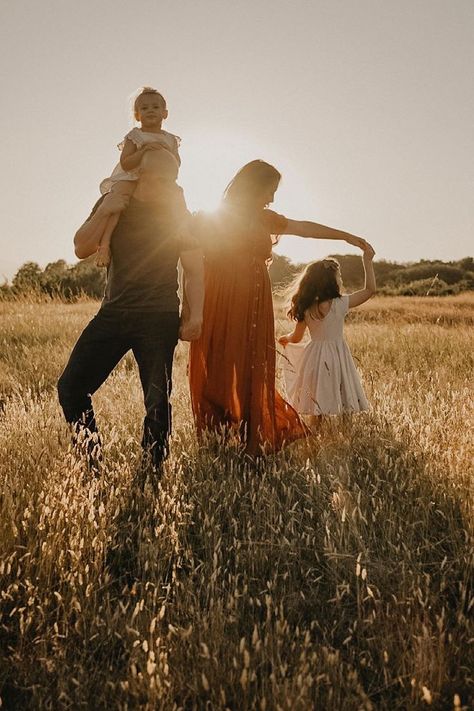 family of four standing in beach grass with sun rays Fall Photoshoot Family, Sunset Family Photos, Outdoor Family Photoshoot, Family Photoshoot Poses, Outdoor Family Photography, Family Portrait Poses, Outdoor Family Photos, Family Picture Poses, Photography Poses Family