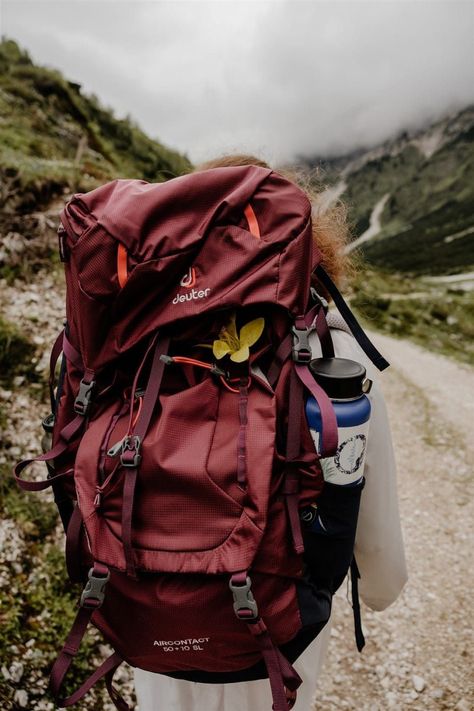 Brides with hiking backpacks! Wedding wear and hiking gear is my favourite aesthetic. Hicking Outfits Aesthetic, Travel Aesthetic Backpack, Hiking Bag Aesthetic, Hiking Backpack Aesthetic, Back Packing Aesthetic, Travel Backpack Aesthetic, Backpacker Aesthetic, Trekking Photos, Hike Aesthetic