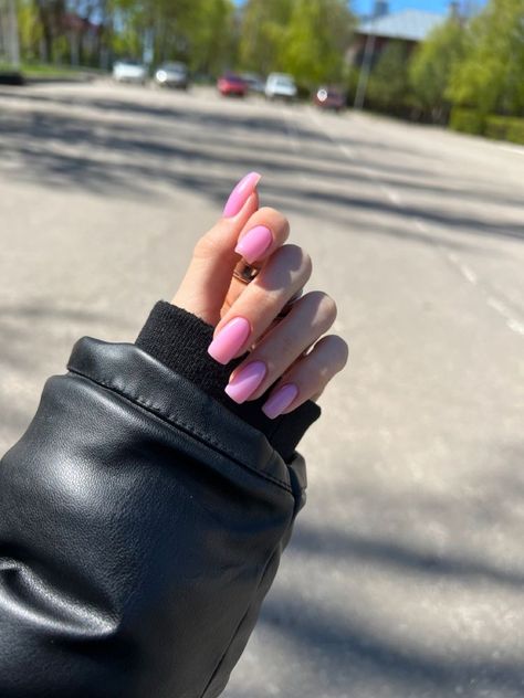 soft pink nails | pink nails | pink aesthetic | short nails | square nails | beauty | nail inspiration Aesthetic Short Nails, Square Pink Nails, Short Nails Square, Bubblegum Pink Nails, Pink Spring Nails, Short Pink Nails, Soft Pink Nails, Trendy Shades, Nagellack Trends