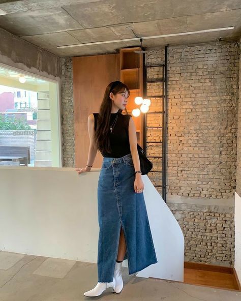 Denim Midi Skirt Outfit Korean, Midi Skirt Outfit Aesthetic, Denim Long Skirt Outfit, Korean Denim Skirt, Denim Pencil Skirt Outfit, Tita Outfit, Long Jean Skirt Outfits, Pencil Skirt Outfits Casual, Denim Midi Skirt Outfit