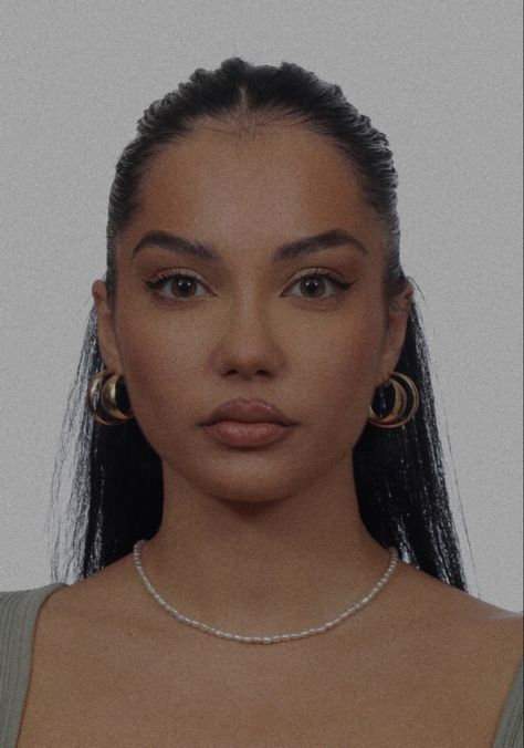 Pretty Passport Photo, Passport Aesthetic Photo, Pretty Id Picture, Passport Picture Outfit, Passport Photo Outfit, Passport Picture Aesthetic, Passport Picture Makeup, Passport Photo Aesthetic, Pass Foto