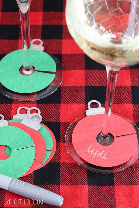 Wine Gifts Diy, Wine Gift Bags, Christmas Party Ideas For Teens, Adult Christmas Party, Diy Ornament, Handmade Holiday Gifts, Wine Gift Bag, Wine Tags, Christmas Party Games