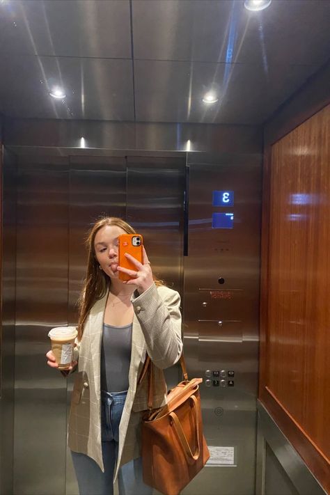 women in business casual attire taking mirrow selfie in elevator Office Bag Aesthetic, Laptop Bag Outfit Women, Corporate Bags Women, Office Laptop Bag For Women, Work Totes For Women Laptop Bags, Work Tote Bag Essentials, College Tote Bag Aesthetic, Work Bag Essentials The Office, Brown Tote Bag Outfit