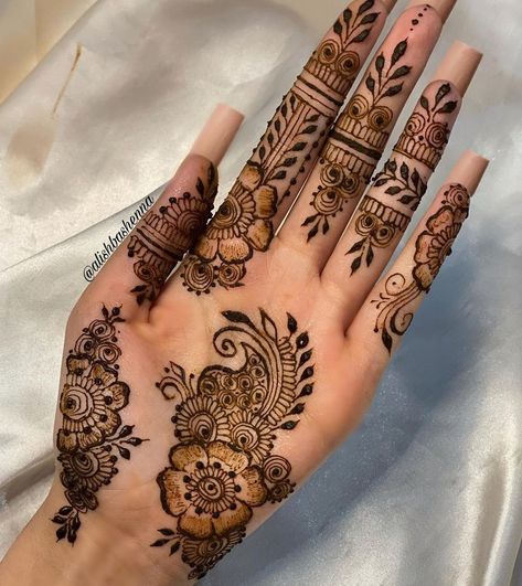 @alishbashenna shared a photo on Instagram: “•🥲 inspo: @mehndibynylah #hennatattoo #henna #hennaart #hennaartist #hennadesign #hennadesigns #mehndi #hennalove #hennainspire…” • Jan 4, 2022 at 4:40pm UTC Arabic Henna Designs Simple, Brides Mehndi, Mendhi Patterns, Mehndi Designs Back, Henna Palm, Finger Designs, Henna Flowers, Mehendi Bridal, Palm Henna Designs