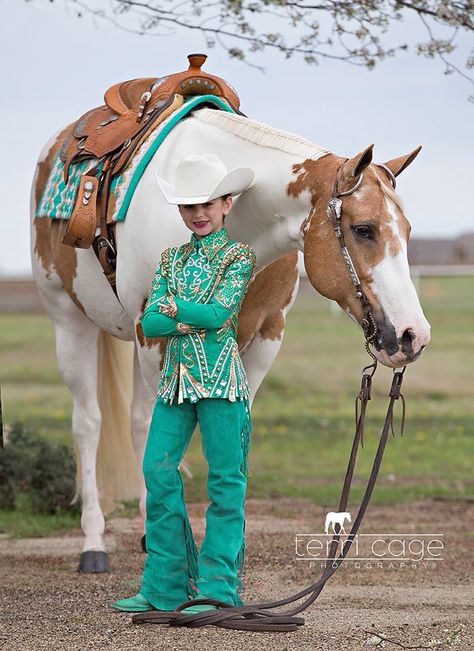 Crossed arms Riding Outfit Western, Horse Riding Outfit Western, Western Pleasure Outfit, Rodeo Queen Clothes, Horse Halloween Costumes, Aqha Horses, Western Show Clothes, Western Pleasure Horses, Outfit Western