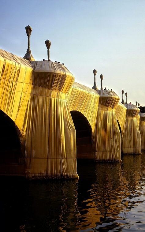 Christo Artist, Tamsin Johnson, Christo And Jeanne Claude, Jeanne Claude, Most Famous Artists, Paris Place, Victorian Buildings, Iconic Artwork, 3d Studio