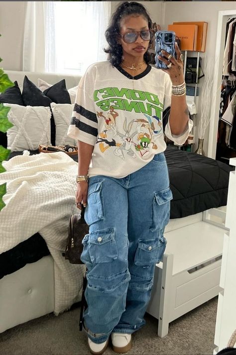 Cute Fits With Black Cargo Pants, Casual Style Outfits Aesthetic, Cute Cargo Outfits, Cute Streetwear Outfits Black Women, Colorful Streetwear Outfits, Girls Cargo Pants Outfits, Cargo Pants Oversized Shirt, Black Cargo Pants Outfit Summer, Colorful School Outfits