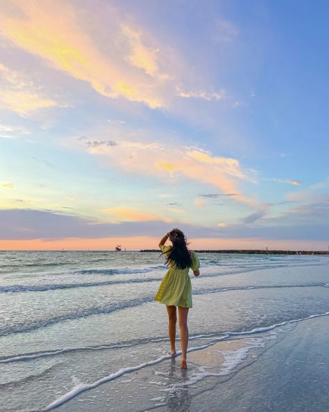 Outfits For Sunset Pictures, Cute Sunset Beach Pictures, Beach Vacay Poses, Beach Pictures Florida, No Face Beach Poses, Puri Sea Beach Photography, Beach Poses In A Dress, Bich Photography, Beach Photo Reference