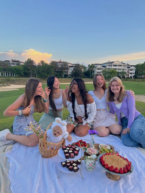 Picnic Garden Ideas, Picnic Birthday Outfit Women, Picnic Outfit Birthday, Cute Girls Picnic Ideas, Picnic Birthday Outfit Ideas, Cute Picnic Photos, Birthday Picnic Outfit Ideas, Picnic Birthday Party Aesthetic Outfit, Picnic Friends Ideas