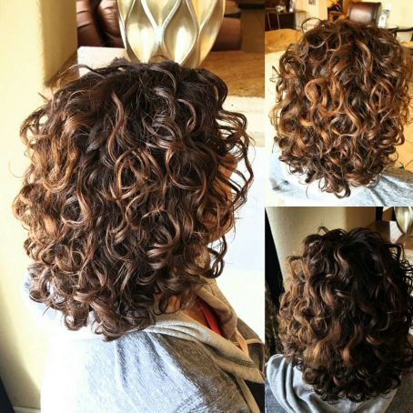 Shoulder-Length Brown Perm Hair With Highlights Perm Curls, Shoulder Length Curls, Spiral Perm, Short Permed Hair, Perm Hair, Curly Hair Photos, Permed Hairstyles, Curly Hair Tips, Curly Hair Cuts