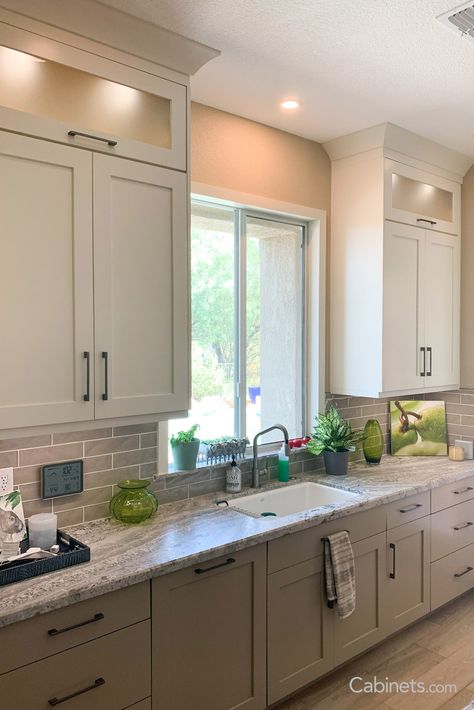 Kitchen Cabinets With Alabaster Walls, Modern Shaker Cabinets Kitchen, Flat Cabinets Kitchen, Neutral Kitchen Cabinets, Shaker Cabinets Kitchen, Modern Shaker Kitchen, Columbia House, Order Kitchen, White Shaker Kitchen