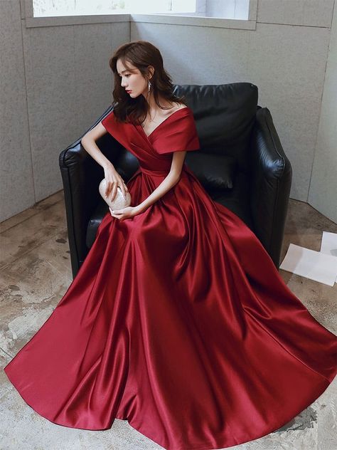 Red Dress Elegant, Typa Girl, Tights Boots, Wine Red Dress, Red Satin Dress, Prom Dresses Elegant, Dress Train, Simple Gowns, Burgundy Dresses