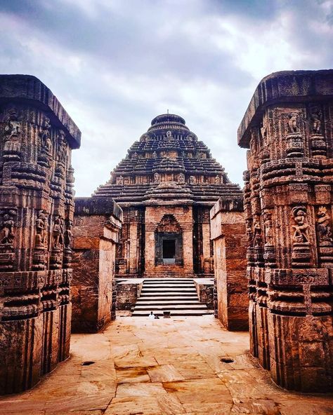 Konark Sun Temple or Konark Surya Mandir was build in 13th-century CE at Konark Puri Odisha Konark Sun Temple Photography, Odisha Temple, Odisha Photography, Konark Temple, Bubble Diagram Architecture, Temple Background, Konark Sun Temple, Puri Odisha, Sun Temple