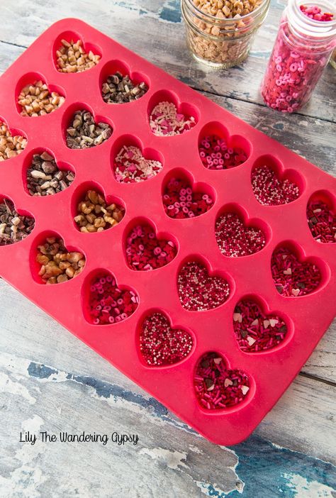 Chocolate Hearts Candy, How To Make Candy, Valentines Baking, Easter Board, Gourmet Candy, Valentine Desserts, Valentines Day Food, Valentine Chocolate, Candy Hearts