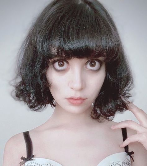 Human Face Art Reference, Bust Shot Reference Pose, Short Wavy Hairstyles With Bangs, Long Face Women, Unique Face Reference, Unique Faces Photography, Face Shape Reference, Front Facing Pose, Wavy Hairstyles With Bangs