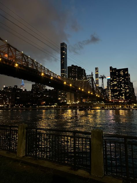 View of Manhattan from Roosevelt Island at night. New York City life & itenerary. Free activity in NYC. New York City Night Life, New York City Aesthetic Night, Roosevelt Island Nyc, Island At Night, Manhattan Aesthetic, New York City Life, Night In New York, New York City Night, Nyc Night