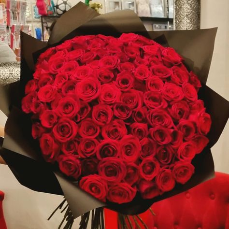 Red Roses Bouquet Wallpaper, 300 Roses Bouquet, Big Red Flowers, Red Roses Bouquet Black Paper, Huge Red Rose Bouquet, Big Red Bouquet Flowers, 100 Roses Bouquet Aesthetic, Birthday Flowers Bouquet Beautiful Roses Gift, Red Rose Bouquet Black Wrap