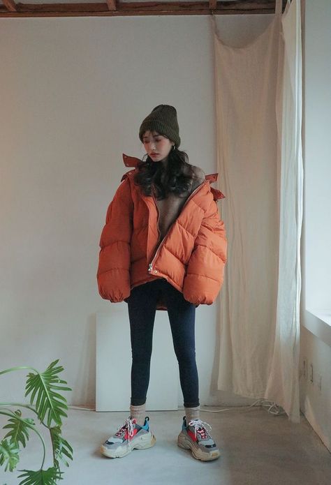 Fan Fashion, Korean Fashion Trends, Puffy Jacket, Balenciaga Triple S, Blue Sneakers, Korean Street Fashion, Korean Outfits, Mode Inspiration, Asian Fashion