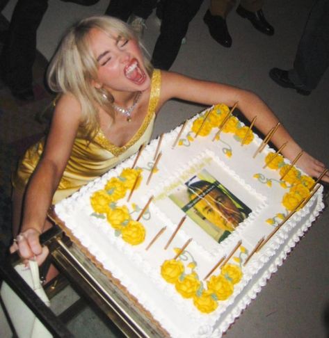 Sabrina Carpenter's 25th Birthday Cake Was A Leonardo DiCaprio Meme Leonardo Dicaprio Meme, Giant Birthday Cake, 25th Birthday Cakes, Turning 25, 25th Birthday Parties, Sweet Romance, 25th Birthday, Leonardo Dicaprio, Birthday Bash