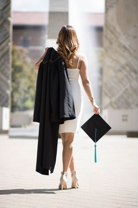 Cap And Gown Senior Pictures, College Grad Pictures, Cap And Gown Photos, Cap And Gown Pictures, Senior Photoshoot Poses, College Graduation Photoshoot, College Graduation Pictures Poses, Graduation Cap And Gown, College Graduation Photos