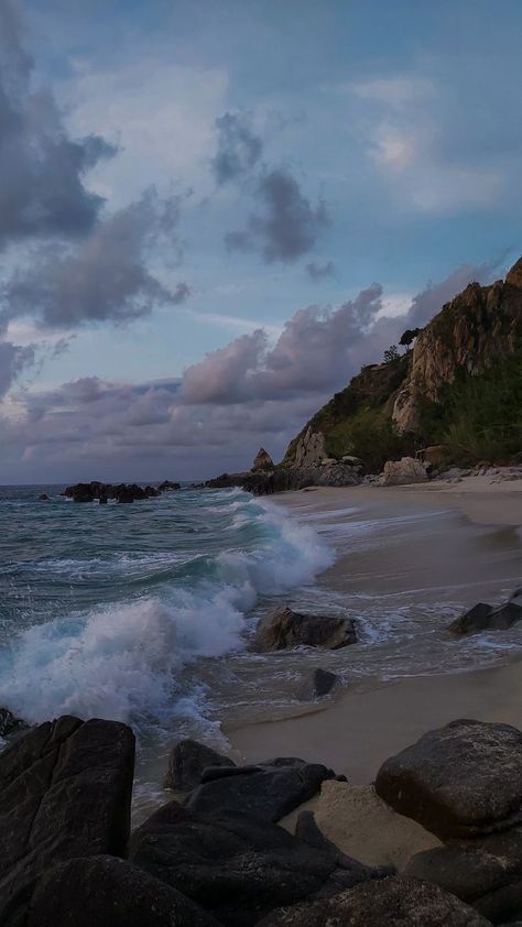 Muka Lelaki, Waves Crashing, Pretty Landscapes, Alam Yang Indah, Landscape Wallpaper, Beach Aesthetic, Nature Aesthetic, Pretty Places, Sky Aesthetic