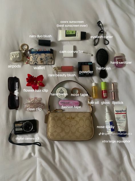 Whats In My Travel Makeup Bag, Makeup Bag Essentials Aesthetic, Things To Put In A Purse, What's In My Makeup Bag, Make Up Bags Ideas, What’s Inside My School Bag Aesthetic, Whats In My Purse Essentials, Whats In My Bag Aesthetic, What’s In My Purse