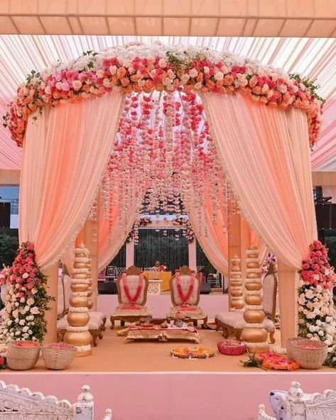 Pink Wedding Mandap, Wedding Mandap Decor Ideas, Bridal Mandap Decoration, Lavish Indian Wedding Decor, Day Mandap Decor, Vidhi Mandap Decoration, Wedding Mandap Stage Design, Traditional Marriage Hall Decoration, Vaidik Marriage Decoration