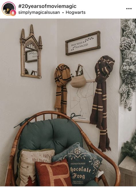 Harry Potter Aesthetic Bedroom Ideas, Bookish Nursery, Harry Potter Decor Home, Subtle Harry Potter Home Decor, Gryffindor Aesthetics, Harry Potter Inspired Bedroom, Harry Potter Baby Room, Harry Potter Room Decor Ideas, Harry Potter Baby Nursery