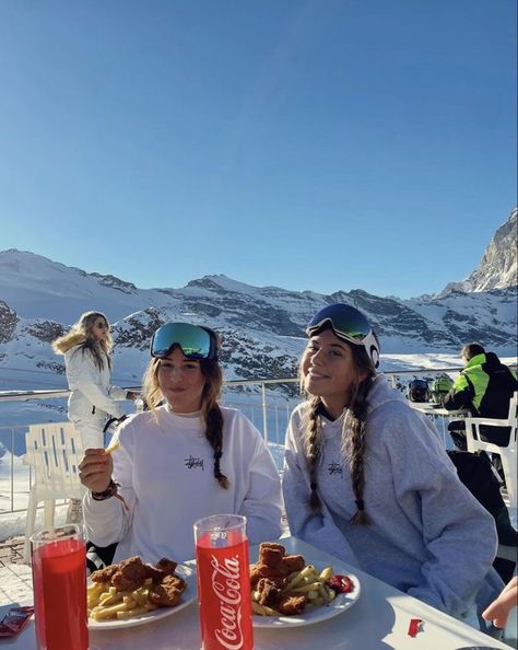 Mode Au Ski, Ski Pics, Ski Pictures, Skiing Aesthetic, Ski Aesthetic, Beachy Aesthetic, Snow Trip, Ski Girl, Winter Inspo