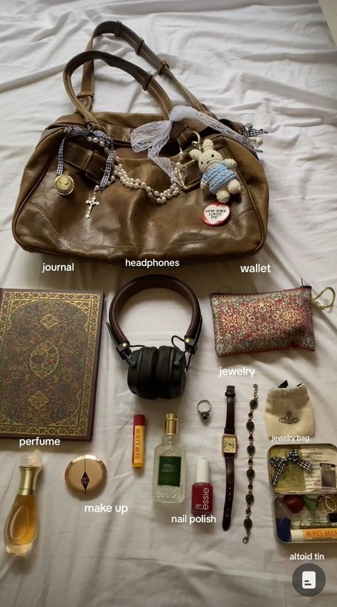 How To Have Style, Everyday Bag Essentials, Flipagram Instagram, Inside My Bag, Purse Essentials, Handbag Essentials, Text Pins, Mia 3, What In My Bag