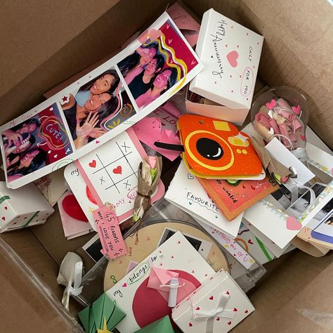 A box full of love ❤️ Handmade gifts>>>> Cute Box For Gifts, Gifts To Gift Your Best Friend, Cute Birthday Box Ideas, Gifts Of Love, Friends Present Ideas, Best Friend Handmade Gifts, Cute Diy Gift Ideas For Best Friend, Handmade Gifts Best Friend, Cute Present Ideas For Best Friend