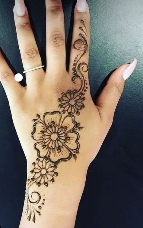 Floral Henna Designs Simple Easy, Henna Designs With Hearts, Creative Henna Designs, Simple Mhndi Dsgns, Easy And Simple Henna Designs, Henna Hip Tattoo, Henna Designs Right Hand, Easy Hand Henna Designs For Beginners, Henna Simple Designs Easy