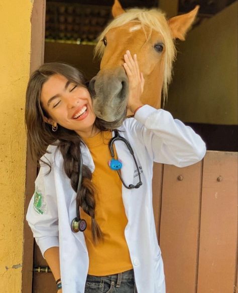 Animal Science Major, Vet Pictures, Vet School Motivation, Equine Veterinary, Large Animal Vet, Wildlife Biologist, Vet Medicine, Animal Doctor, Vet Assistant