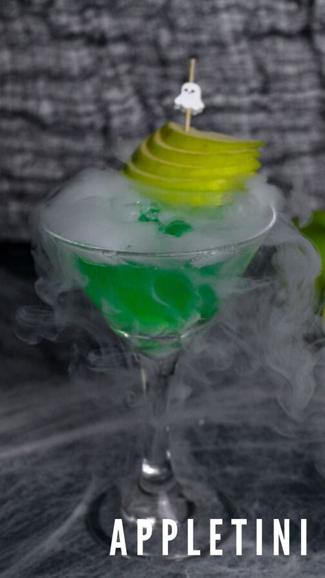 This appletini is perfect for any green sour apple fans! It is made with apple juice and sour apple schnapps which gives it the perfect bright green color. Add in some dry ice to make it extra spooky for Halloween. Find this green apple martini recipe on my blog! Green Apple Martini Recipe, Green Apple Cocktails, Green Apple Martini, Sour Apple Martini, Appletini Recipe, Tequila Martini, Apple Martini Recipe, Green Apple Vodka, Apple Schnapps