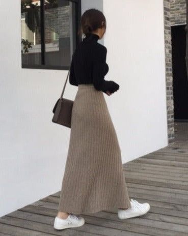 Knit And Skirt Outfits, Japanese Women Winter Fashion, Business Casual Outfits Skirts Midi, Knitted Maxi Skirt Outfit, Ribbed Long Skirt Outfit, Cozy Long Skirt Outfits, Maxi Knit Skirt Outfit, Long Fall Skirts Outfits, Long Ribbed Skirt Outfit