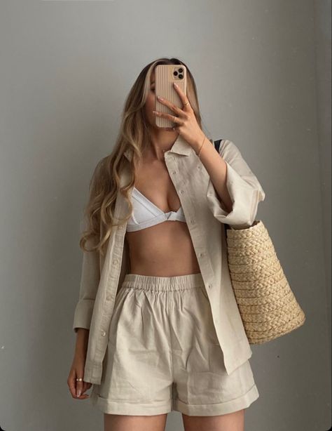 Mini Shorts Outfit, Dress Like Celebrity, Linen Shorts Women, Beachy Outfits, Look Office, Italy Outfits, Elegante Casual, Tracksuit Women, Summer Fashion Outfits