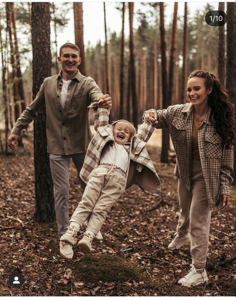 Hipster Family Photos, Family Autumn Photoshoot Outfit, Fall Photoshoot Family Of 3, Woodsy Family Photos, Family Of 3 Fall Photoshoot, Family Autumn Photoshoot, Family Photoshoot Winter, Family Christmas Picture Outfits, Christmas Pictures With Baby