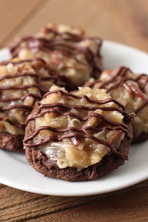 German Chocolate Cookies feature a homemade ultra soft, chewy, and gooey double chocolate cookie loaded with a flavorful coconut pecan topping. Amazing! German Chocolate Cookies, Dessert Oreo, Handle The Heat, Double Chocolate Cookies, Coconut Pecan, Desserts Vegan, Chocolate Cookie Recipes, Desserts For A Crowd, Crinkle Cookies