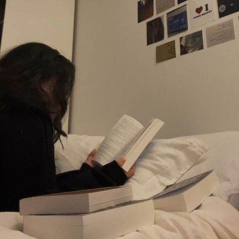 Light academia aesthetic Reading A Book, A Book, A Woman, Reading, Bed, White