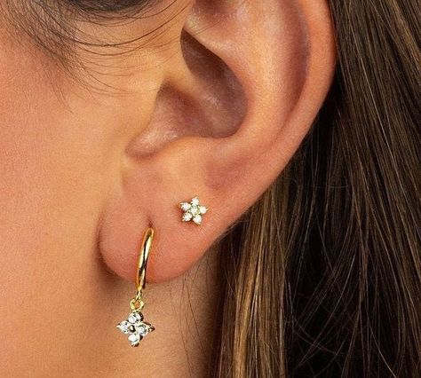 Piercing No Lóbulo, 2nd Ear Piercing, First Piercing, Second Ear Piercing, Minimalist Ear Piercings, Double Ear Piercings, Gold Huggie Hoop Earrings, Ear Piercing Studs, Ear Lobe Piercings