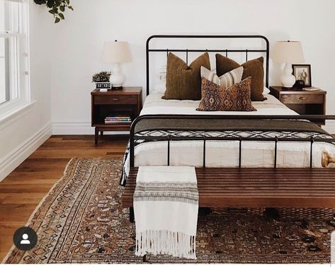 Black Iron Beds, Diy Home Decor For Apartments, Industrial Interior Style, Mid Century Modern Bedroom, Brown Bedroom, Classic Bedroom, Trendy Bedroom, Bohemian Living Room, Wood Bedroom