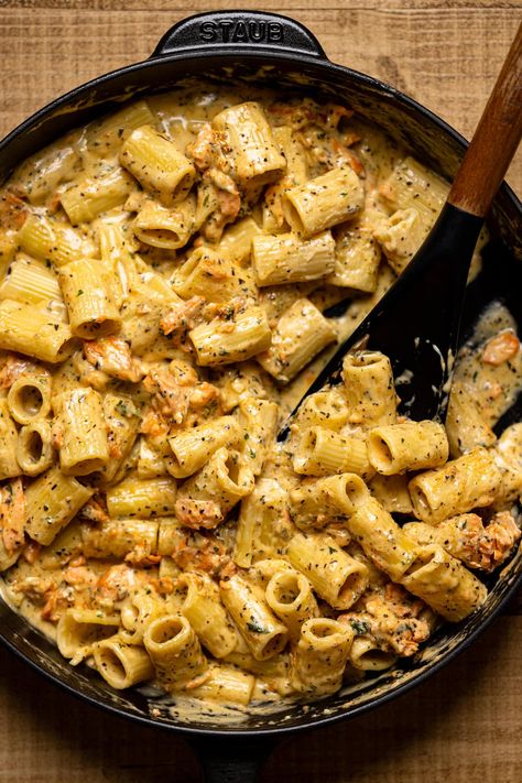 Closeup of a pan of Creamy Salmon Alfredo Pasta Salmon Alfredo Pasta, Salmon Pasta Bake, Salmon Alfredo, Creamy Salmon Pasta, Salmon Pasta Recipes, Creamy Salmon, Fish Pasta, Pasta Recipes Alfredo, Salmon Pasta